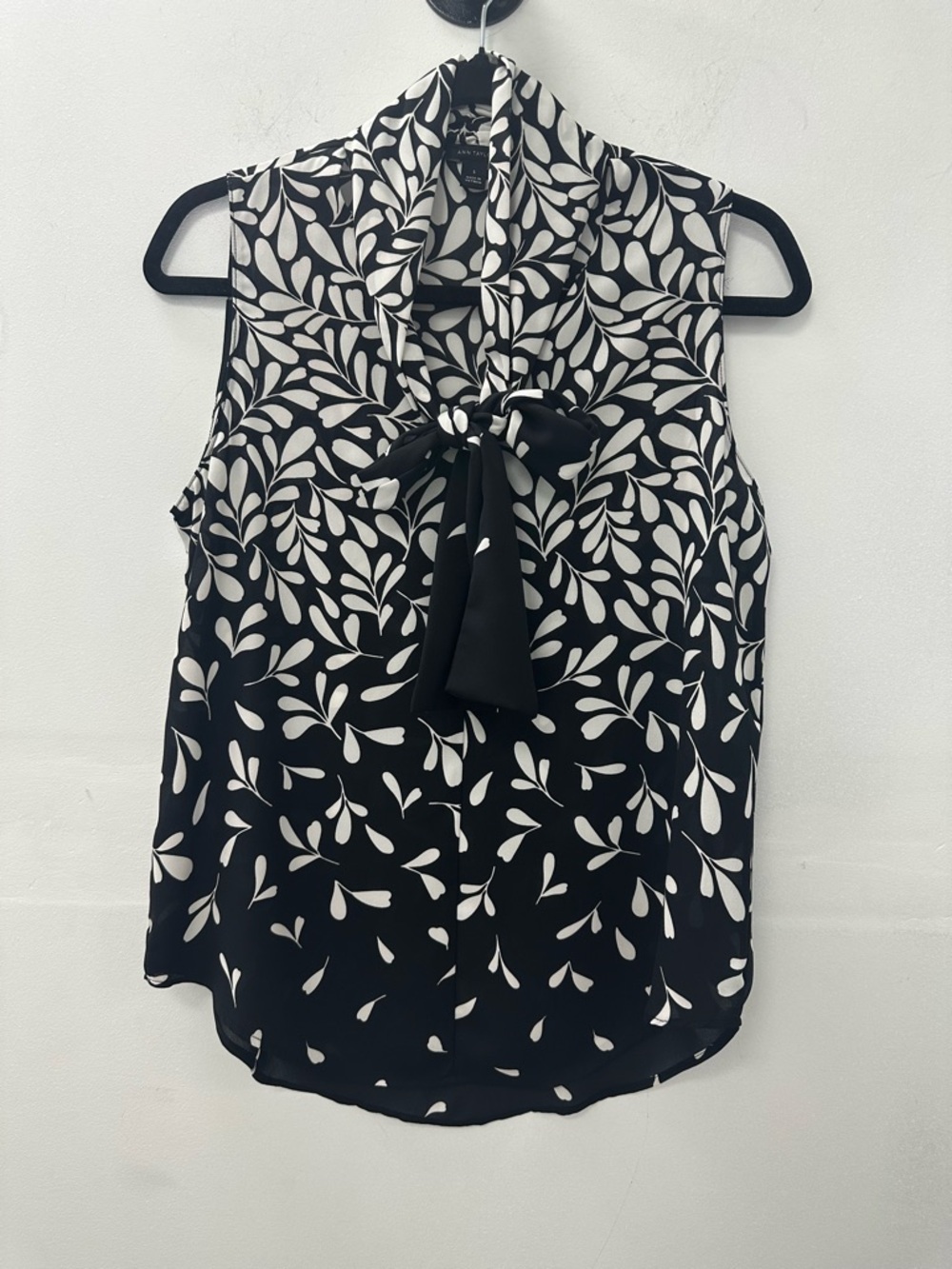 Ann Taylor Sleeveless Black & White Tie-Neck Blouse Size S